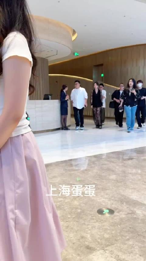 闫妮53岁路透生图状态惊艳,无滤镜怼脸美貌抗打