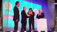 那一甩的风情！地球之花给卡纳瓦罗颁金球