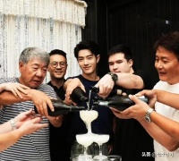 肖战参加《藏海传》庆功宴，新鲜的肖战帅得像个人形立牌