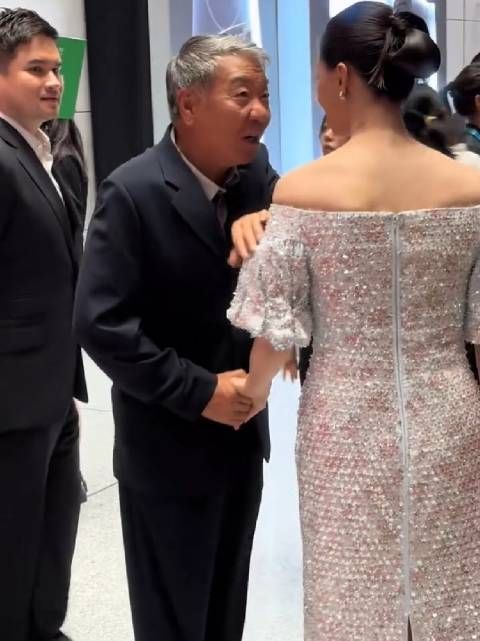 郑晓龙导演蒋欣同框~蒋欣漂亮,就是一会胖一会瘦的