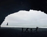 朱亚文携妻女冰岛度假 沈佳妮素颜出镜气质依旧在线