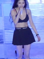 金泫雅这是什么意思，竟然敢穿为啥要一直捂住，她手臂上的伤是财阀弄的吗？