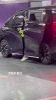 鹿晗屏保疑为关晓彤合照，网友发现相似装扮