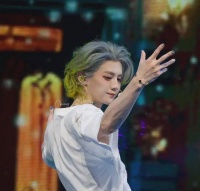 鹿晗患病质疑升级！邓超关晓彤举止太反常，多次被拍悄悄去医院