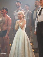 瑞秋齐格勒伦敦西区首秀谢幕激动落泪