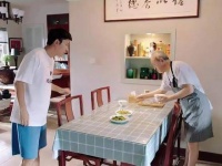 已婚儿子与单身儿子待遇天差地别，这家人真是笑料不断