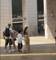 Baby携子逛环球影城乐不停 8岁小海绵身高到妈妈肩膀