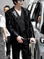 刘宇宁这个追剧团转场 亮片黑西装造型帅的很啊