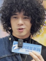 曾比特用歌声祝福祖国繁荣