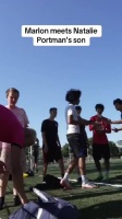 主播直播遇小男孩自称娜塔丽·波特曼之子，手机照片证实