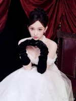 程潇白色抹胸公主裙，身材曲线优美，这谁顶得住啊