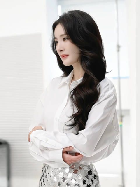杨幂白衬衫造型获赞，商务合作达21个领跑内娱女星