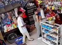 回手掏，是不是认错人了