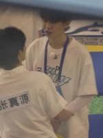 男子假意安慰嫂子趁机搂腰引争议