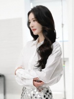 杨幂白衬衫造型获赞，商务合作达21个领跑内娱女星