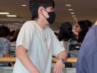 王楚钦、孙颖莎抵达韩国仁川，王楚钦和王皓聊天，孙颖莎也在聊天，都是小话唠