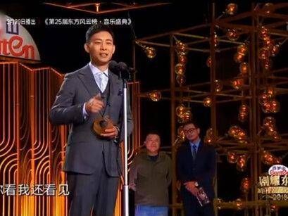 杨烁当众调侃张译颜值，张译机智回应堪称经典，惹得台下群星纷纷鼓掌笑场