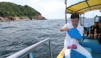 艾威为爱妻陈美玲举行海葬，坦言二人因游泳结缘