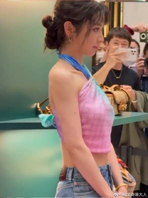 田曦薇真是快乐小狗!活动超开朗大方