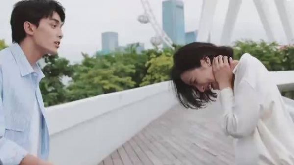 吴磊周雨彤摸脸杀甜到害羞，公主抱更不一般，对浪漫过敏反应好逗