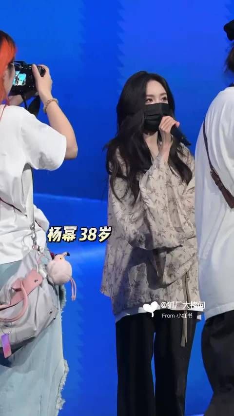 杨幂亮相上合电影节彩排,新中式造型吸睛