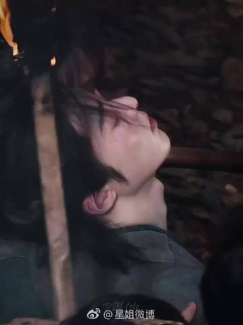 王鹤棣新剧醉酒路透曝光,慵懒破碎感引热议