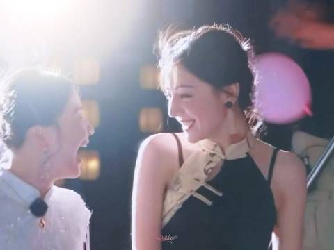迪丽热巴粉色气球中展明媚笑容