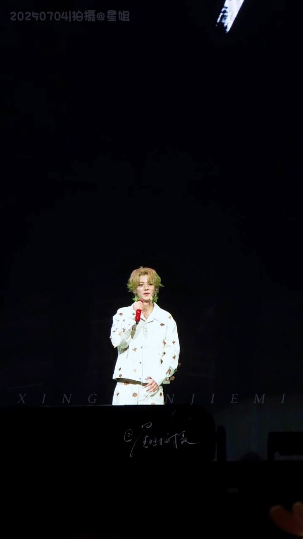 鹿晗青岛演唱会表白粉丝,调侃抢票坐幼儿园桌