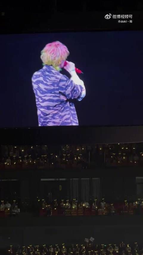 没有一个追星女看到这个视频会不流泪,一句“照顾好她”鹿晗你太会了
