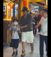 吴京携儿子南宁撸串！鸭舌帽配小辫造型随性，父子撸串画面超接地气