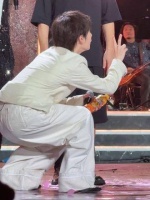 周震南作为韩红老师巡演嘉宾登场，这次是二号位置～闪光的夏天因他更耀眼