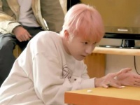 而博主也是第一次见玩弹棋子游戏表情这么可爱的人！