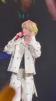 鹿晗青岛演唱会彩发造型惊艳，立体五官如洋娃娃