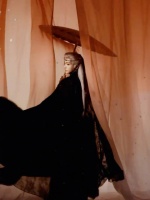 今晚演唱会雪仙造型好好看！银发公子，红绸背景，氛围感十足，期待舞台！