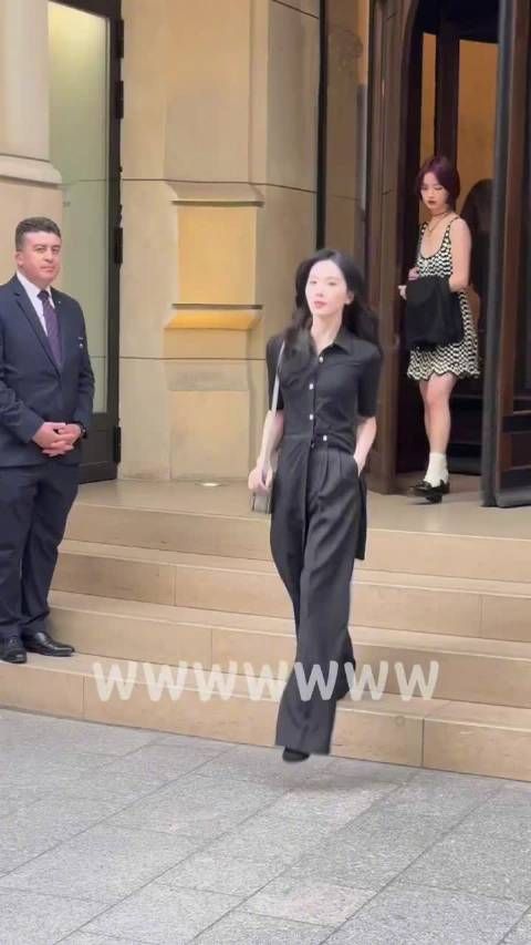 刘诗诗Celine巴黎时装周生图,一身黑好干练!整个人瘦得只有薄薄一片