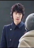 王一博卷发造型亮相北京飞巴黎时装周