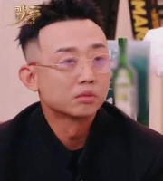 沈梦辰主持台风稳健演技惊喜