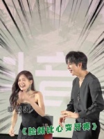 刘宇宁李一桐一起比心，观众一句话让一桐直接害羞到宁哥怀里哈哈！