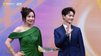 曹骏亮相2025上合组织国家电影节闭幕式红毯 一袭蓝色西装造型好板正好帅气