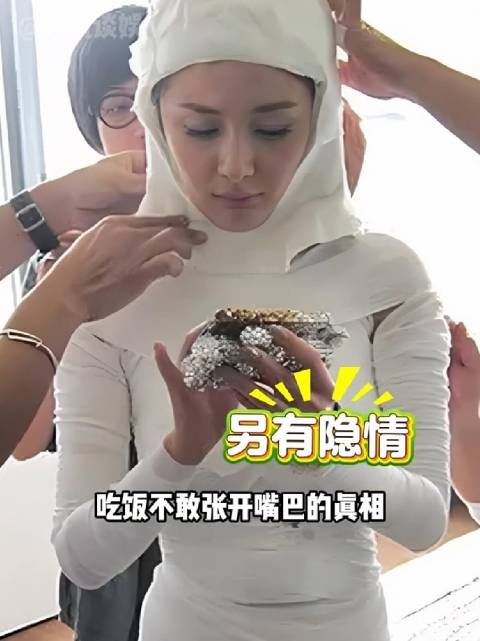 为何杨幂吃饭小心翼翼嘴巴不敢张开?