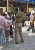 林志玲一家三口游玩环球影城，“老公抱娃”引网友热议