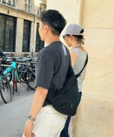 张曼玉巴黎歌剧院附近被偶遇，身形纤细少女感十足