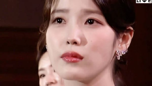 IU李知恩“爱纯啊妈妈获奖了 这次不是副奖 是状元”
