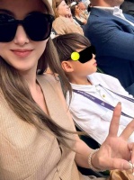 周杰伦昆凌携8岁儿子罗密欧温网追星，与阿尔卡拉斯辛纳萨巴伦卡合影