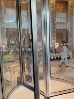 Angelababy怼脸生图眼神演绎破碎感神女