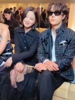 王一博辛芷蕾并肩看秀