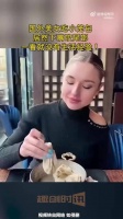 国外美女吃小笼包，居然下嘴咬尾部