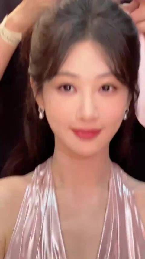 有一说一挺佩服杨紫的，最近越来越漂亮了，也找到适合她的风格