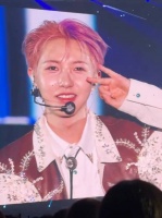 黄仁俊回应手指短争议，展示独家小指V手势