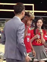 亚马尔获赠中国传统折扇，用中文念出“小孩哥”